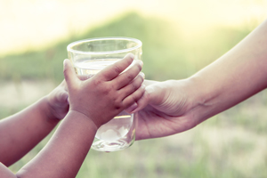 夏の水分不足に注意！ 子供に飲ませたい飲み物はやっぱり水？