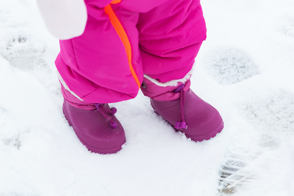 雪の日の転倒を防ぐ！子ども用靴の選び方を知っておこう